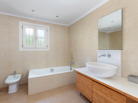 Exceptional César de Leyva villa on a rare, fully flat 3,000m² plot. Completely renovated, with sea views, total privacy, mature organic gardens, saltwater pool, 5 bedrooms, guest apartment, cinema room and extensive parking.