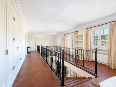 Exceptional César de Leyva villa on a rare, fully flat 3,000m² plot. Completely renovated, with sea views, total privacy, mature organic gardens, saltwater pool, 5 bedrooms, guest apartment, cinema room and extensive parking.