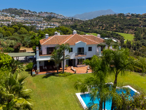 Exceptional César de Leyva villa on a rare, fully flat 3,000m² plot. Completely renovated, with sea views, total privacy, mature organic gardens, saltwater pool, 5 bedrooms, guest apartment, cinema room and extensive parking.