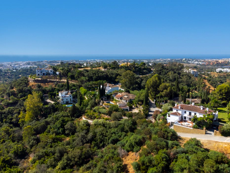 Exceptional César de Leyva villa on a rare, fully flat 3,000m² plot. Completely renovated, with sea views, total privacy, mature organic gardens, saltwater pool, 5 bedrooms, guest apartment, cinema room and extensive parking.