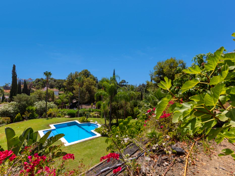 Exceptional César de Leyva villa on a rare, fully flat 3,000m² plot. Completely renovated, with sea views, total privacy, mature organic gardens, saltwater pool, 5 bedrooms, guest apartment, cinema room and extensive parking.