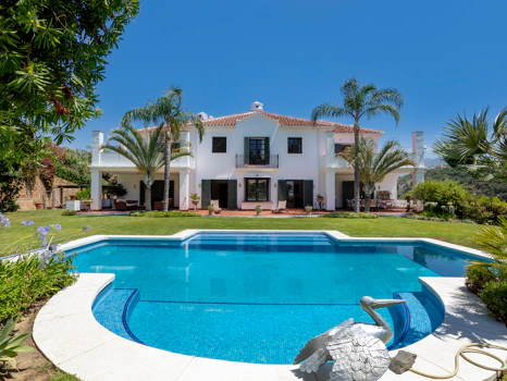 Exceptional César de Leyva villa on a rare, fully flat 3,000m² plot. Completely renovated, with sea views, total privacy, mature organic gardens, saltwater pool, 5 bedrooms, guest apartment, cinema room and extensive parking.