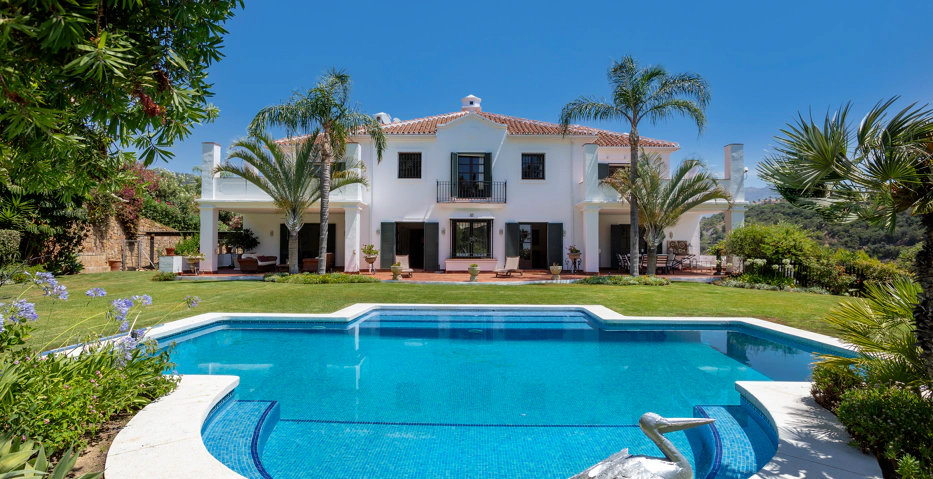 Exceptional César de Leyva villa on a rare, fully flat 3,000m² plot. Completely renovated, with sea views, total privacy, mature organic gardens, saltwater pool, 5 bedrooms, guest apartment, cinema room and extensive parking.