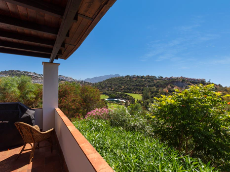 Exceptional César de Leyva villa on a rare, fully flat 3,000m² plot. Completely renovated, with sea views, total privacy, mature organic gardens, saltwater pool, 5 bedrooms, guest apartment, cinema room and extensive parking.