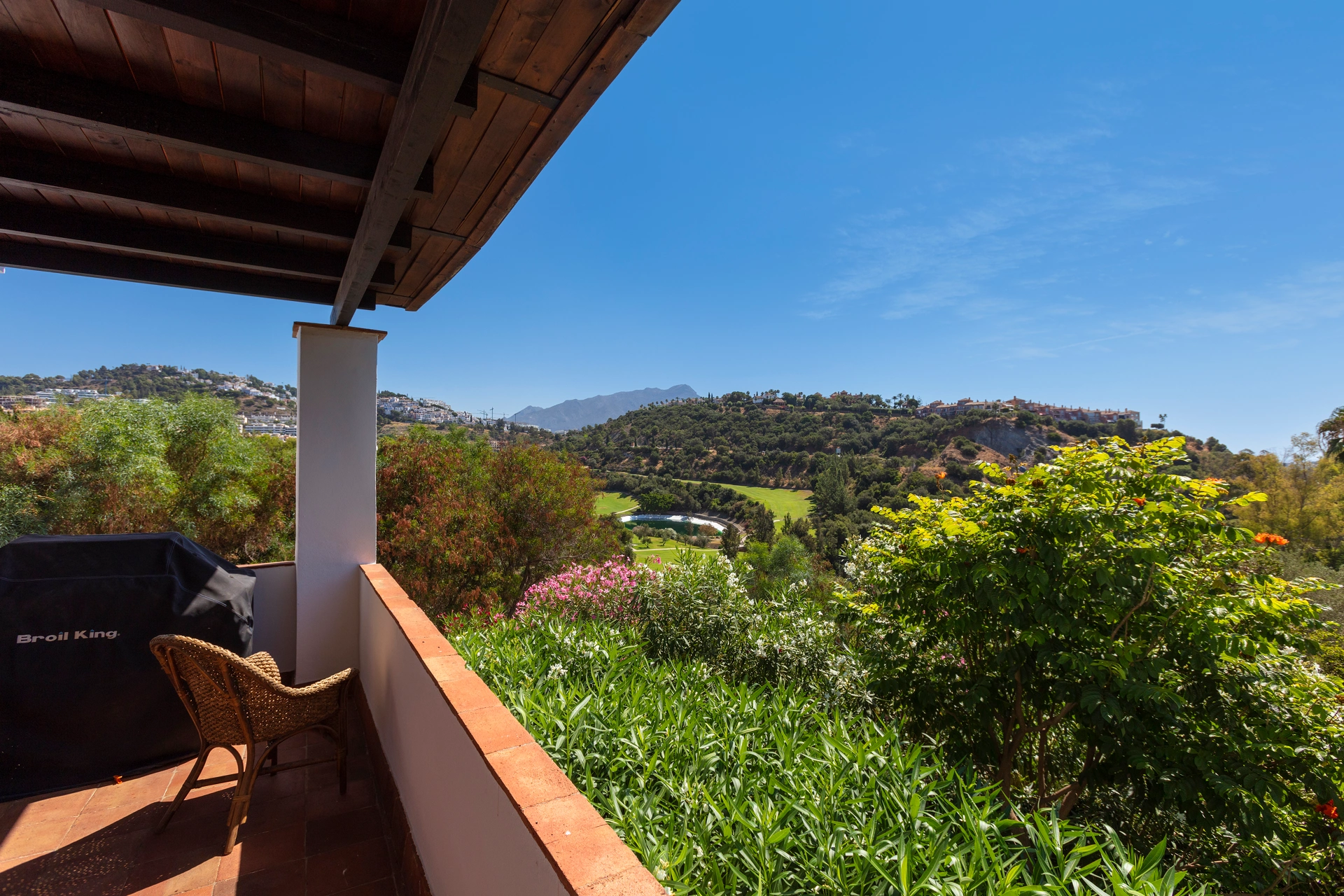Villa for sale in Puerto del Almendro, Benahavis