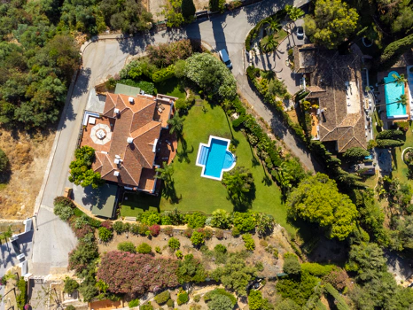 Exceptional César de Leyva villa on a rare, fully flat 3,000m² plot. Completely renovated, with sea views, total privacy, mature organic gardens, saltwater pool, 5 bedrooms, guest apartment, cinema room and extensive parking.