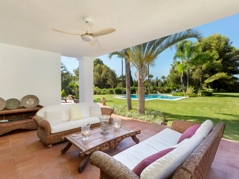 Exceptional César de Leyva villa on a rare, fully flat 3,000m² plot. Completely renovated, with sea views, total privacy, mature organic gardens, saltwater pool, 5 bedrooms, guest apartment, cinema room and extensive parking.