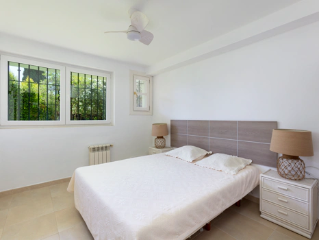 Exceptional César de Leyva villa on a rare, fully flat 3,000m² plot. Completely renovated, with sea views, total privacy, mature organic gardens, saltwater pool, 5 bedrooms, guest apartment, cinema room and extensive parking.
