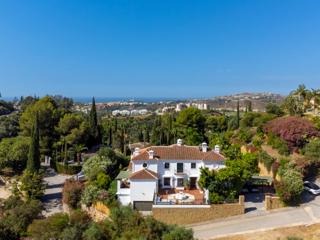 Exceptional César de Leyva villa on a rare, fully flat 3,000m² plot. Completely renovated, with sea views, total privacy, mature organic gardens, saltwater pool, 5 bedrooms, guest apartment, cinema room and extensive parking.