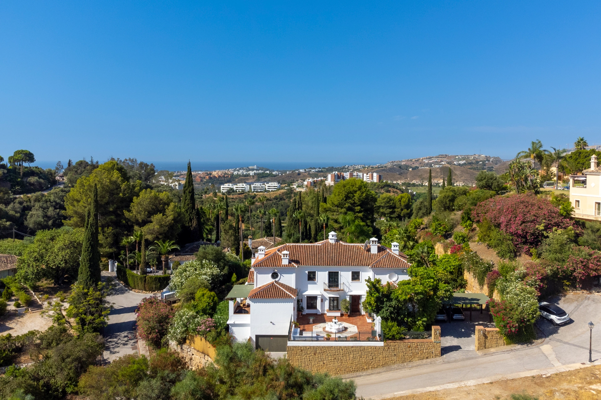 Villa for sale in Puerto del Almendro, Benahavis
