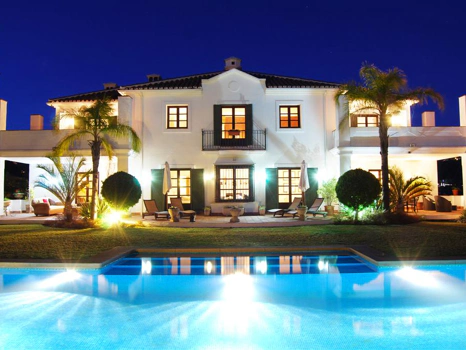 Exceptional César de Leyva villa on a rare, fully flat 3,000m² plot. Completely renovated, with sea views, total privacy, mature organic gardens, saltwater pool, 5 bedrooms, guest apartment, cinema room and extensive parking.
