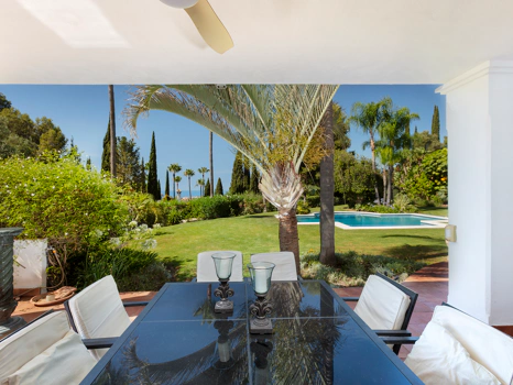 Exceptional César de Leyva villa on a rare, fully flat 3,000m² plot. Completely renovated, with sea views, total privacy, mature organic gardens, saltwater pool, 5 bedrooms, guest apartment, cinema room and extensive parking.