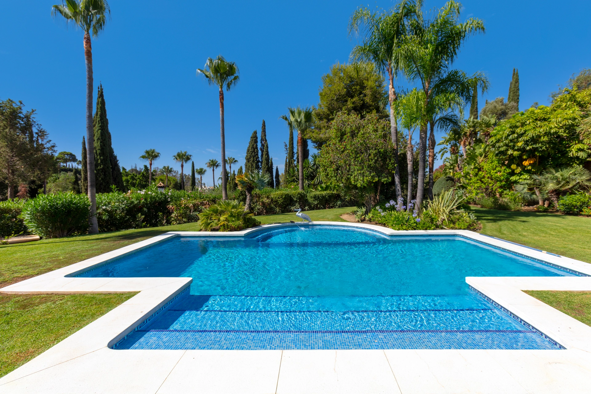 Villa for sale in Puerto del Almendro, Benahavis