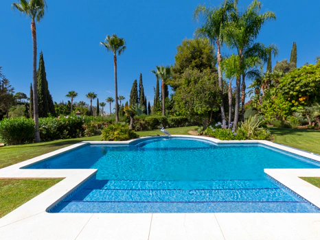 Exceptional César de Leyva villa on a rare, fully flat 3,000m² plot. Completely renovated, with sea views, total privacy, mature organic gardens, saltwater pool, 5 bedrooms, guest apartment, cinema room and extensive parking.