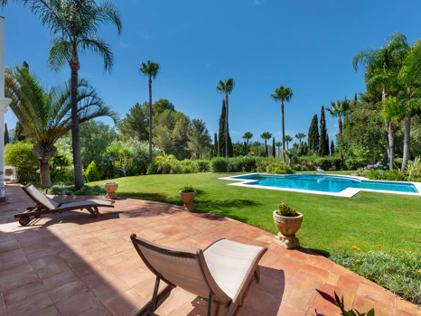 Exceptional César de Leyva villa on a rare, fully flat 3,000m² plot. Completely renovated, with sea views, total privacy, mature organic gardens, saltwater pool, 5 bedrooms, guest apartment, cinema room and extensive parking.