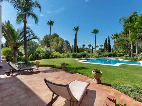 Exceptional César de Leyva villa on a rare, fully flat 3,000m² plot. Completely renovated, with sea views, total privacy, mature organic gardens, saltwater pool, 5 bedrooms, guest apartment, cinema room and extensive parking.