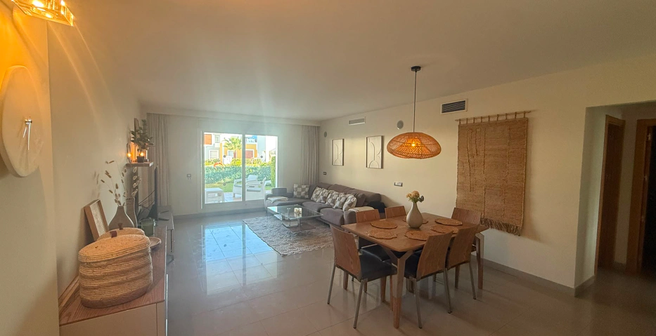 Elegante apartamento de 2 dormitorios con jardín privado en Cortijo del Mar, El Paraíso
