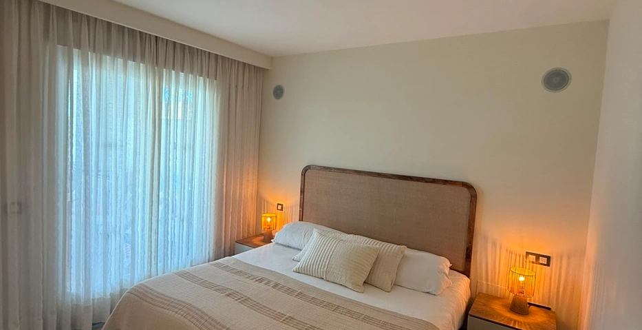 Elegante apartamento de 2 dormitorios con jardín privado en Cortijo del Mar, El Paraíso