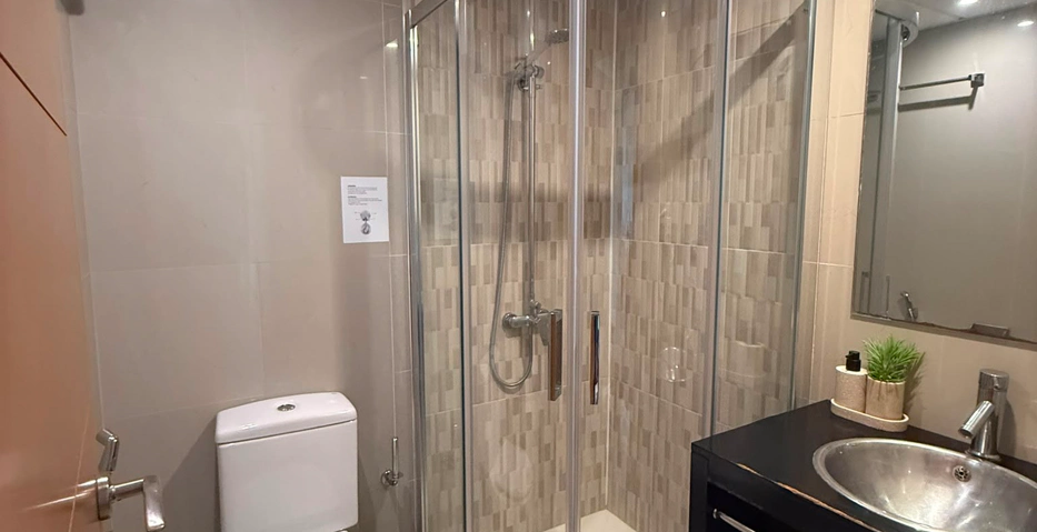 Elegante apartamento de 2 dormitorios con jardín privado en Cortijo del Mar, El Paraíso
