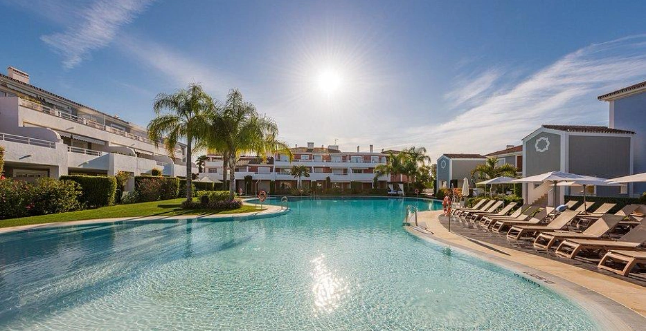 Elegante apartamento de 2 dormitorios con jardín privado en Cortijo del Mar, El Paraíso