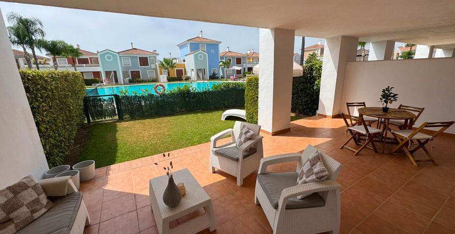 Elegante apartamento de 2 dormitorios con jardín privado en Cortijo del Mar, El Paraíso