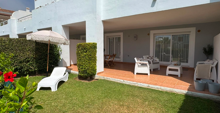 Elegante apartamento de 2 dormitorios con jardín privado en Cortijo del Mar, El Paraíso