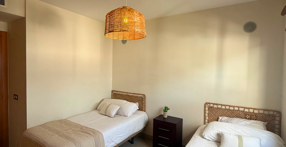 Elegante apartamento de 2 dormitorios con jardín privado en Cortijo del Mar, El Paraíso