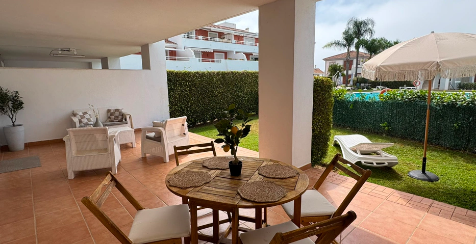 Elegante apartamento de 2 dormitorios con jardín privado en Cortijo del Mar, El Paraíso