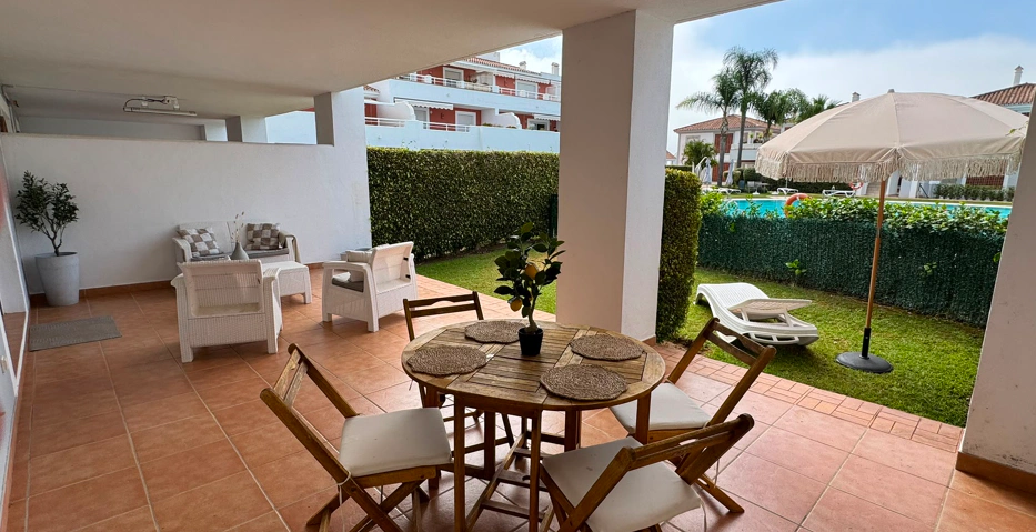 Elegante apartamento de 2 dormitorios con jardín privado en Cortijo del Mar, El Paraíso