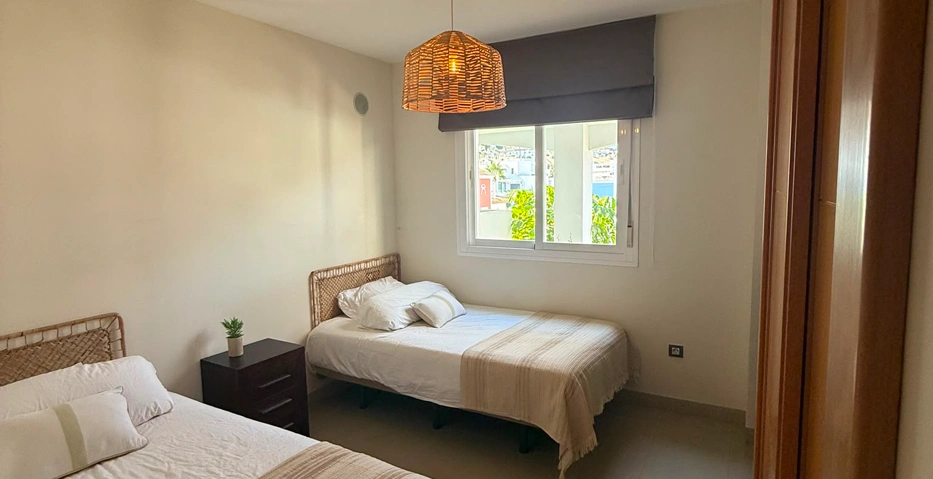 Elegante apartamento de 2 dormitorios con jardín privado en Cortijo del Mar, El Paraíso