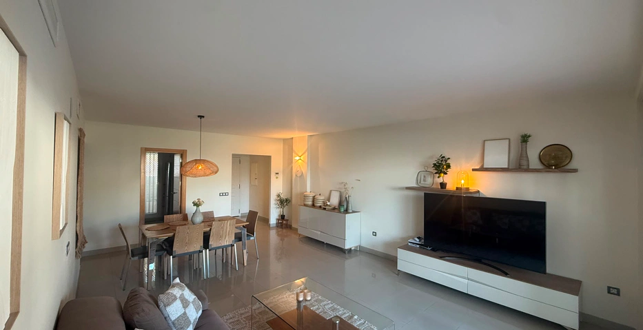 Elegante apartamento de 2 dormitorios con jardín privado en Cortijo del Mar, El Paraíso