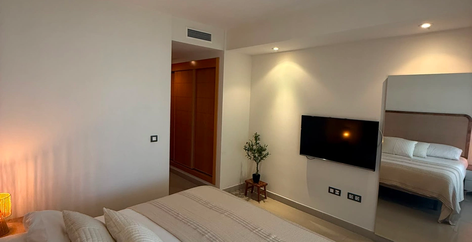 Elegante apartamento de 2 dormitorios con jardín privado en Cortijo del Mar, El Paraíso