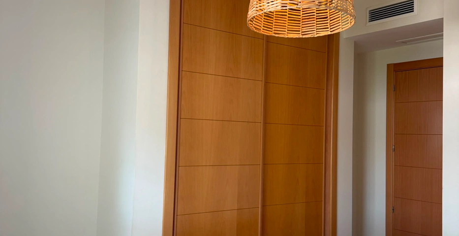 Elegante apartamento de 2 dormitorios con jardín privado en Cortijo del Mar, El Paraíso