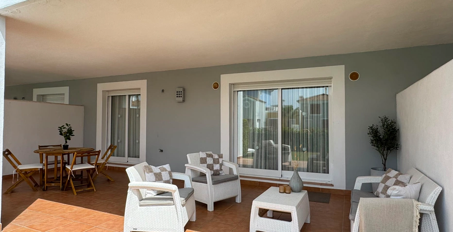 Elegante apartamento de 2 dormitorios con jardín privado en Cortijo del Mar, El Paraíso