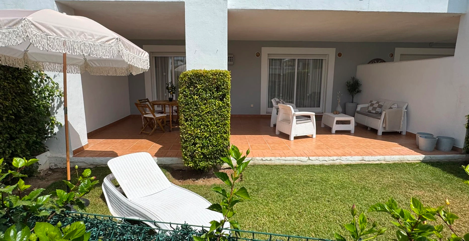 Elegante apartamento de 2 dormitorios con jardín privado en Cortijo del Mar, El Paraíso