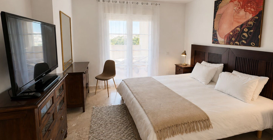 Luminoso Apartamento de 2 Dormitorios con Terraza Privada Orientada al Sur | Cumbres del Rodeo, Nueva Andalucía
