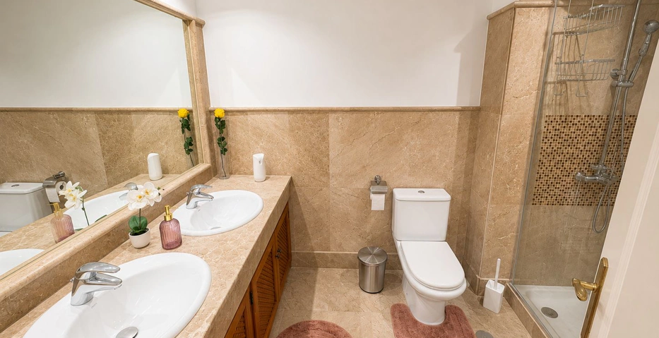 Luminoso Apartamento de 2 Dormitorios con Terraza Privada Orientada al Sur | Cumbres del Rodeo, Nueva Andalucía