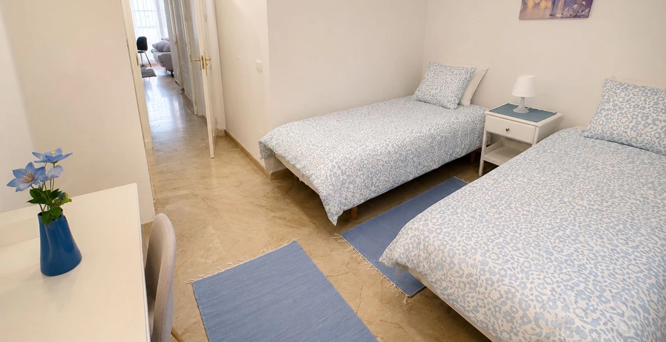Luminoso Apartamento de 2 Dormitorios con Terraza Privada Orientada al Sur | Cumbres del Rodeo, Nueva Andalucía