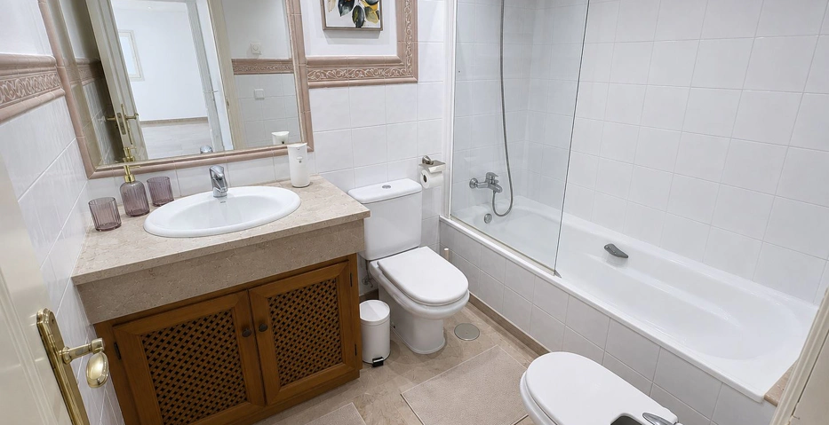 Luminoso Apartamento de 2 Dormitorios con Terraza Privada Orientada al Sur | Cumbres del Rodeo, Nueva Andalucía