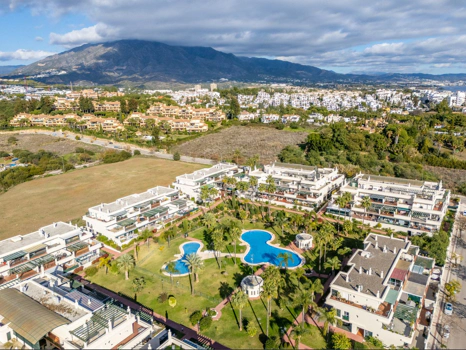 Stylish Renovated Apartment in Lorcrimar, Nueva Andalucía