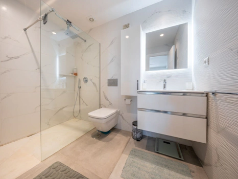 Stylish Renovated Apartment in Lorcrimar, Nueva Andalucía