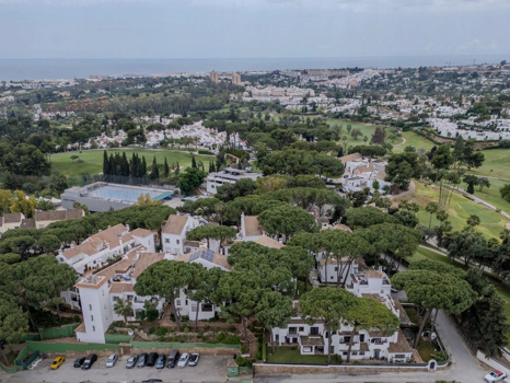 Elegant Renovated Apartment in Pinos de Aloha, Nueva Andalucía