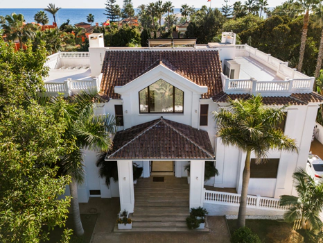 Exceptional Beachside Villa in Guadalmina Baja