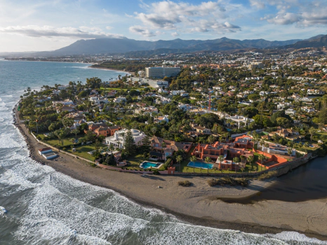 Exceptional Beachside Villa in Guadalmina Baja