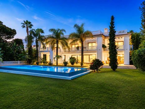 Exceptional Beachside Villa in Guadalmina Baja