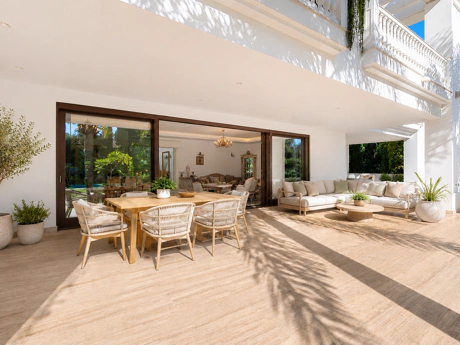 Excepcional Villa junto a la Playa en Guadalmina Baja