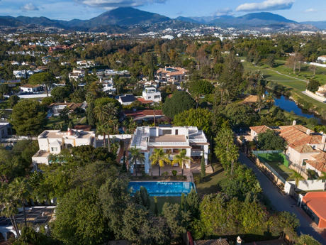 Excepcional Villa junto a la Playa en Guadalmina Baja