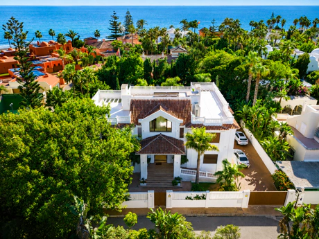 Excepcional Villa junto a la Playa en Guadalmina Baja