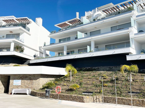 Modern Penthouse with Panoramic Sea Views in Oceana Views
