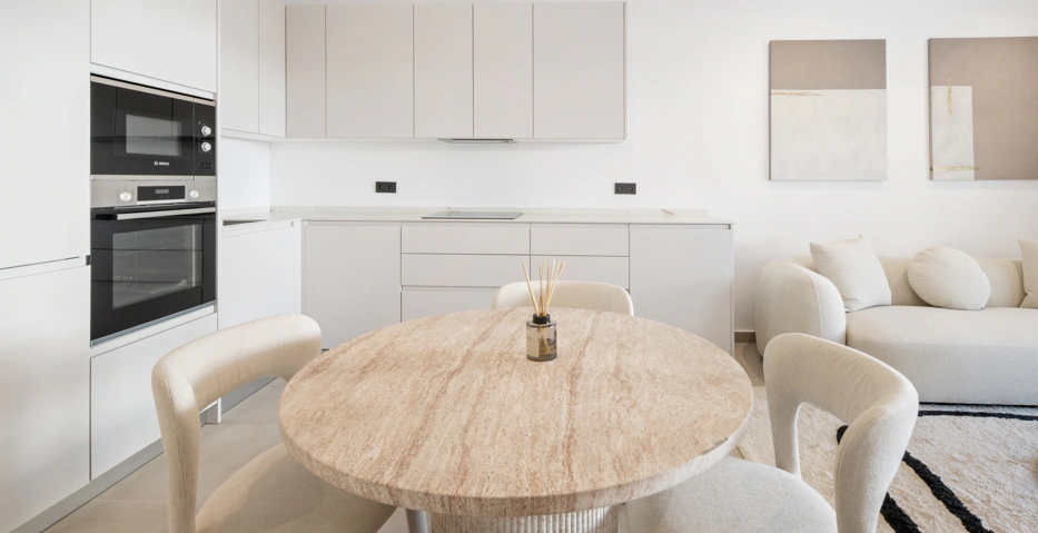 Apartamento de Tres Dormitorios Totalmente Renovado en el Corazón de Nueva Andalucía, Aloha